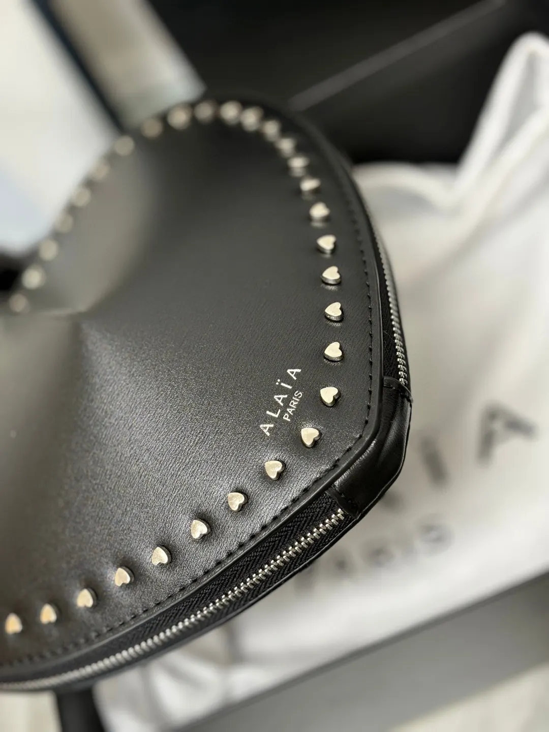 Alaia 爱心钉钉款 柳丁 立 腋下包 復古腋下背款