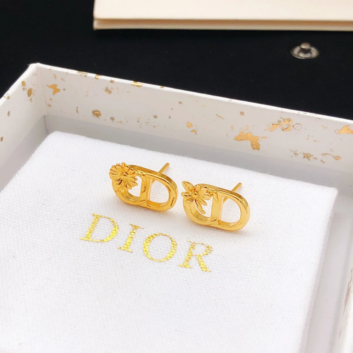 Dior 耳钉 小巧点缀 耳飾