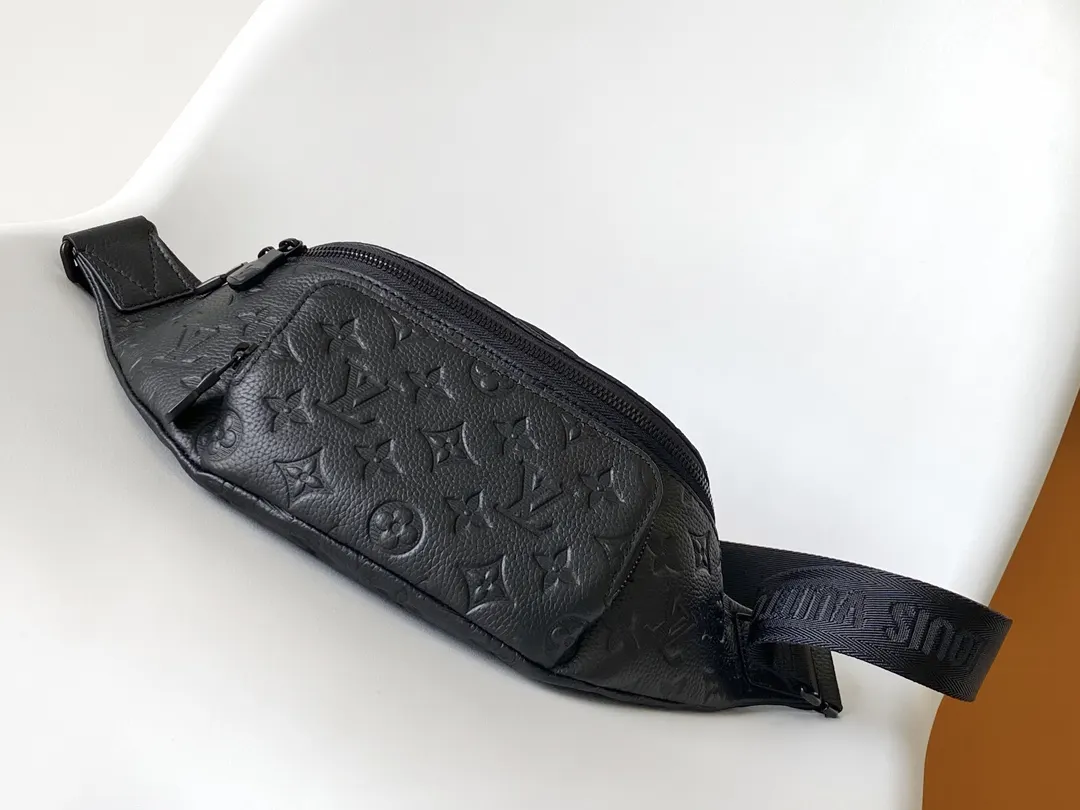 黑色 牛皮 贴身构型方便取放主隔层物品 可调节背带实现系腰 肩背 腰包 休闲腰包款