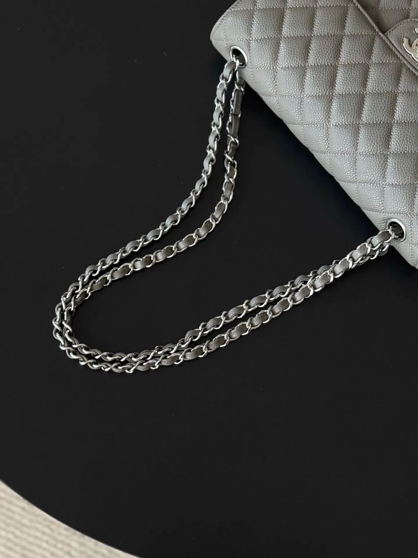 Chanel 灰色鱼子酱牛皮翻盖链条包 金扣