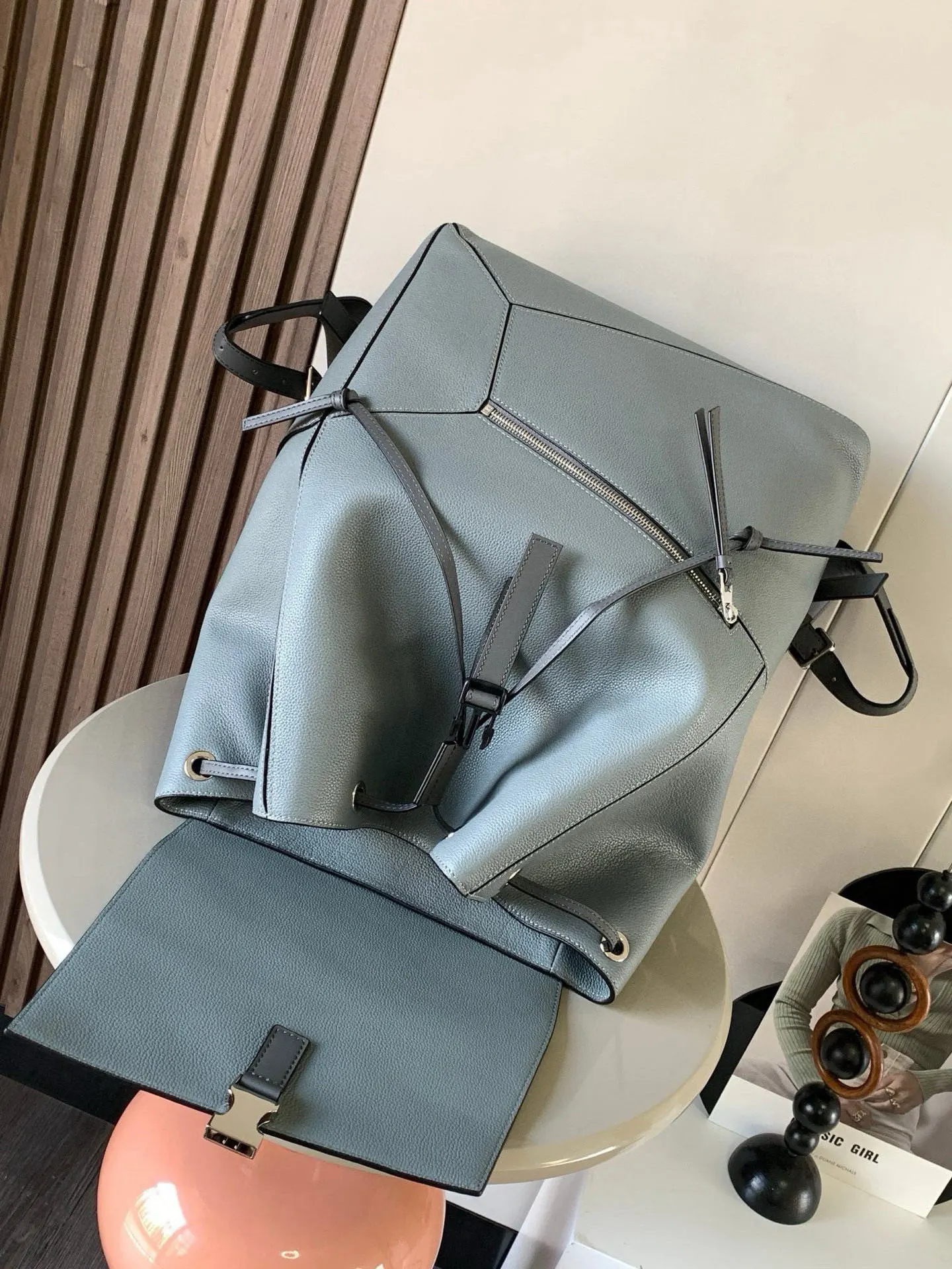 Loewe 小牛皮 uzzle Back ack 柔软粒面牛皮 雙肩包 实用雙肩款