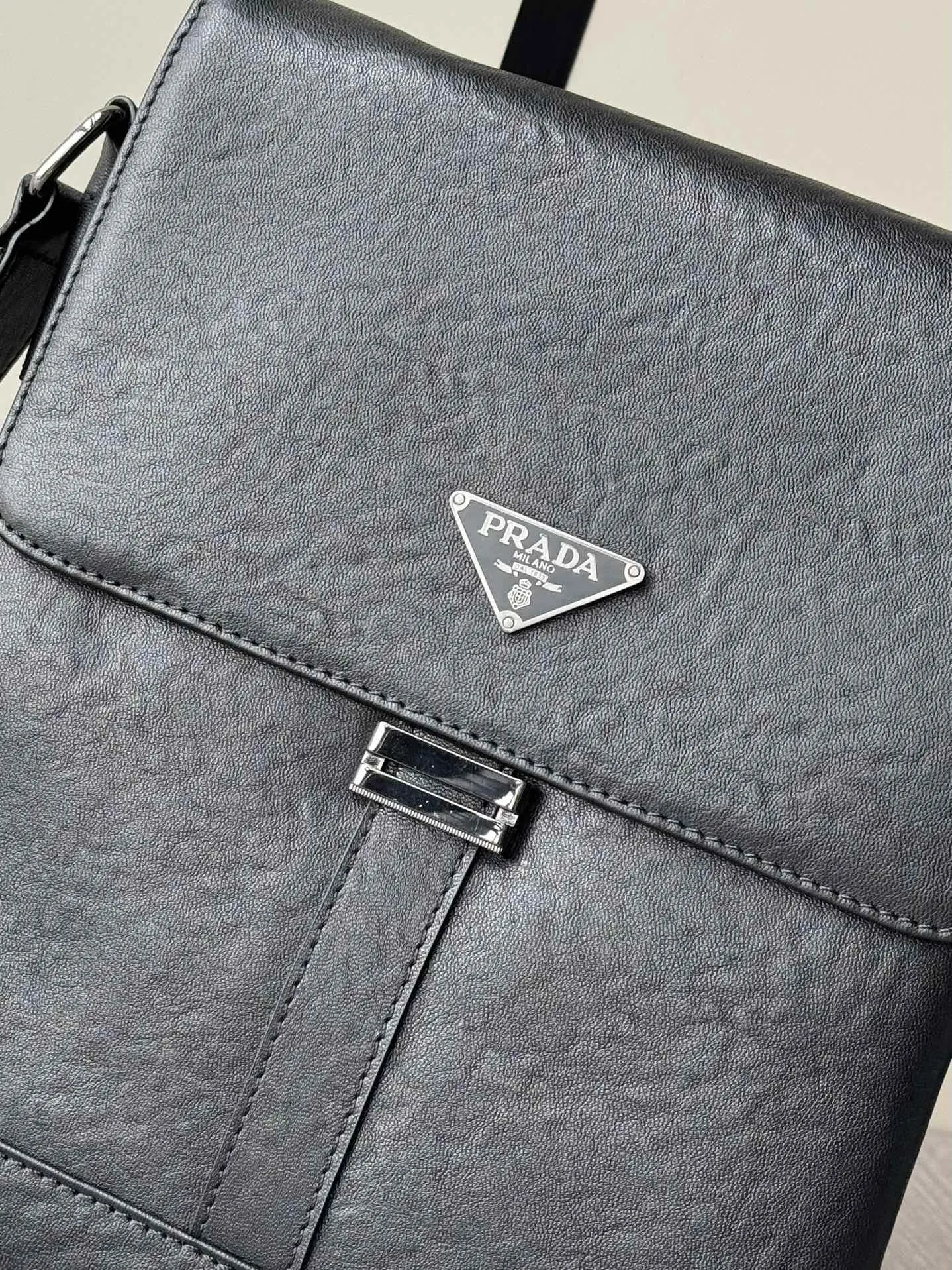 Prada 黑色 牛皮 Logo 斜挎包