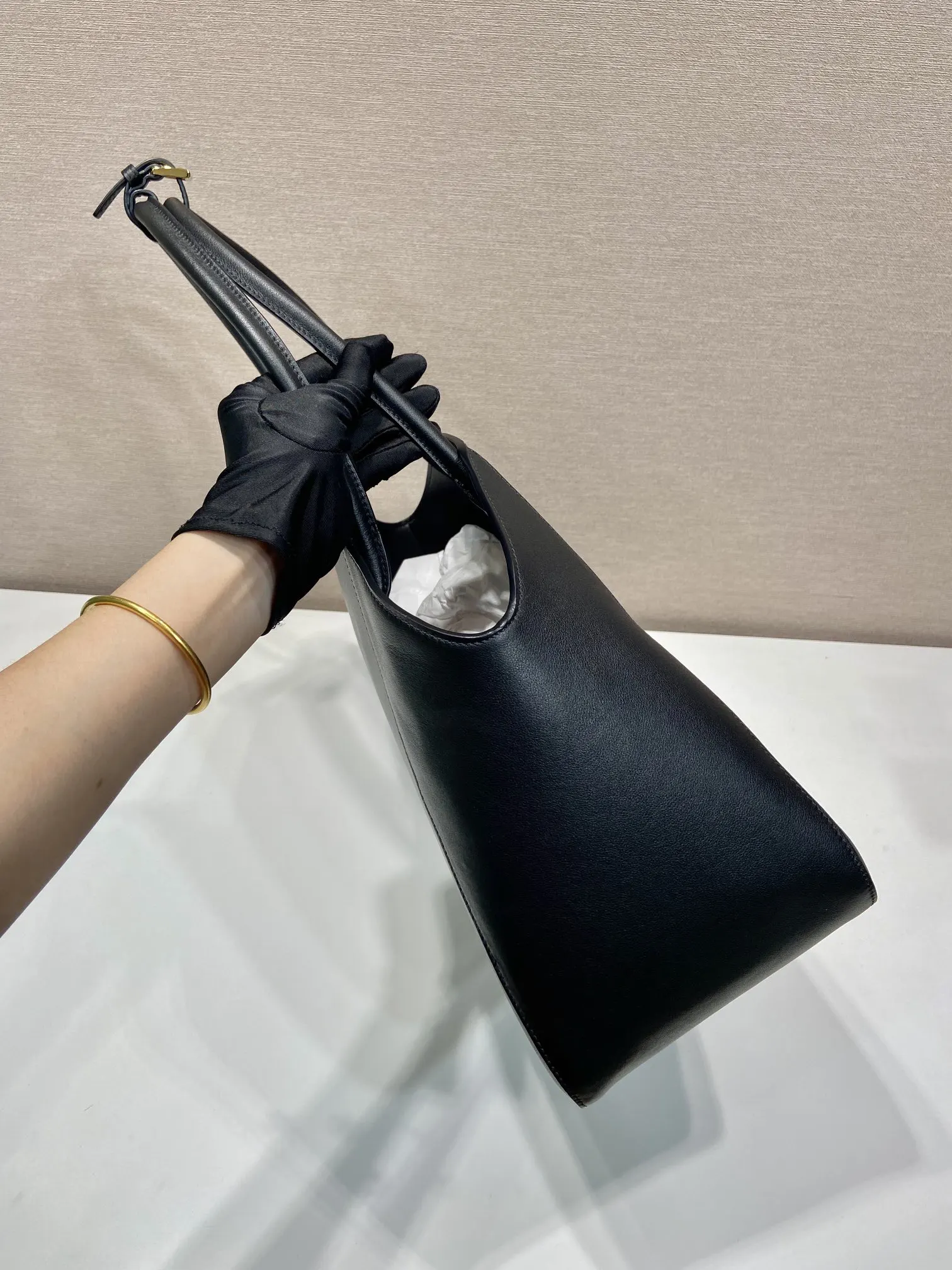 小牛皮 極簡設計 以簡約而精緻的細節 手袋綴以閃亮的金屬飾件 托特包 大容量托特款