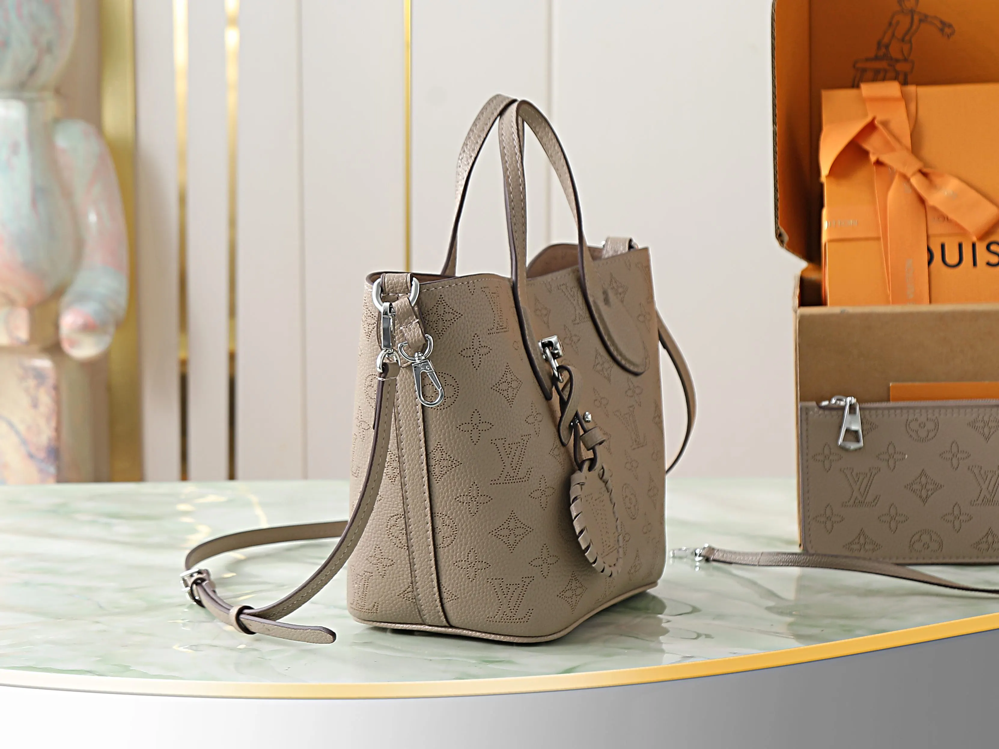 LV gray, tote bag, large-capacity commuter model Image 2 LV gray, tote bag, large-capacity commuter model Image 2
