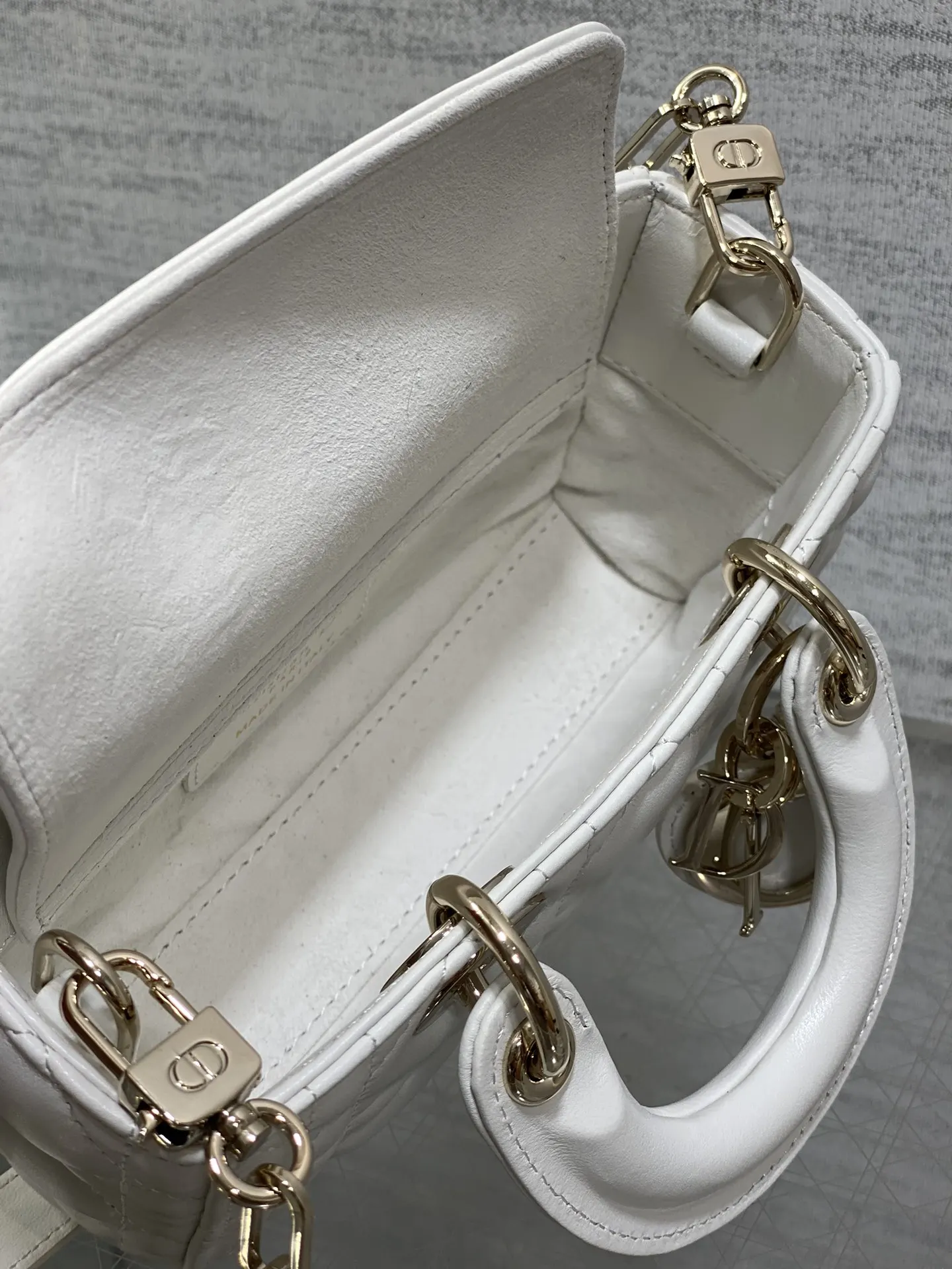 Dior 羊皮 进口 羊皮横款迷你戴妃包 Joy bag羊皮 鏈條包 精致鏈條款(數字9) Dior 羊皮 进口 羊皮横款迷你戴妃包 Joy bag羊皮 鏈條包 精致鏈條款(數字9)