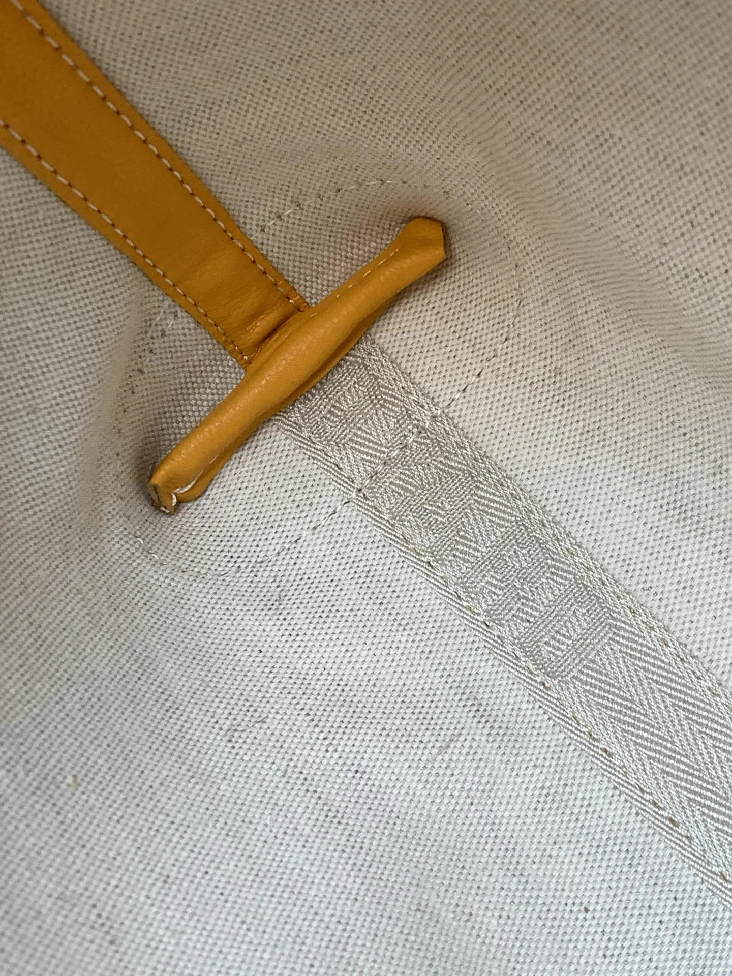 Goyard 黄色 CONTI手拿包是存放日常个人物品的理想伴侣 精致手拿款