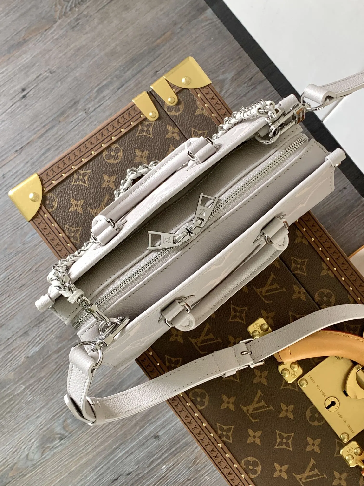 LV 黑色 米白 牛皮 收纳包 旅行收纳款