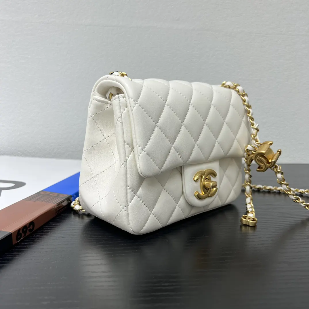 Chanel 米白色小羊皮菱格鏈條包 金扣