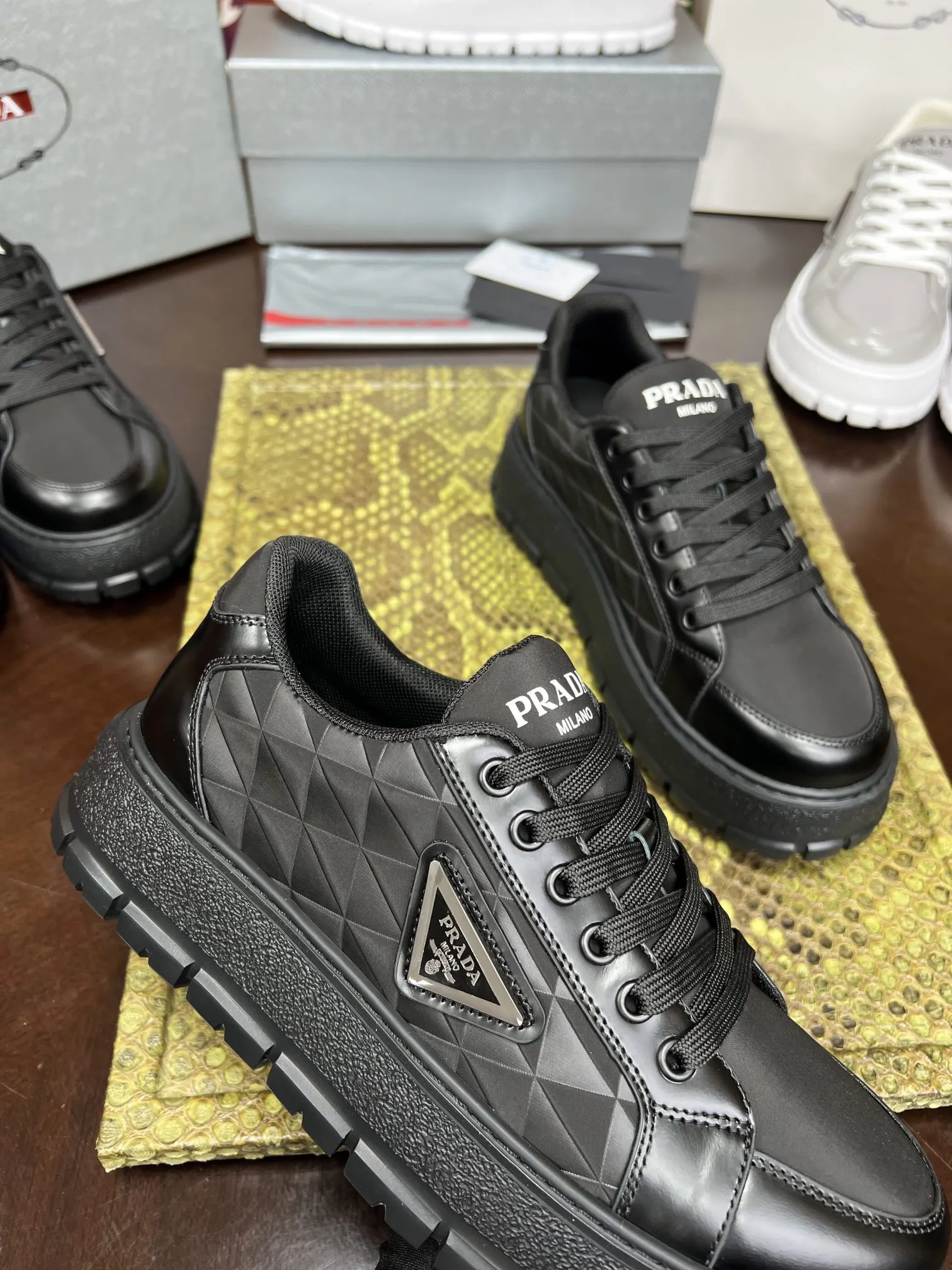 Prada 牛皮 休闲鞋 舒适