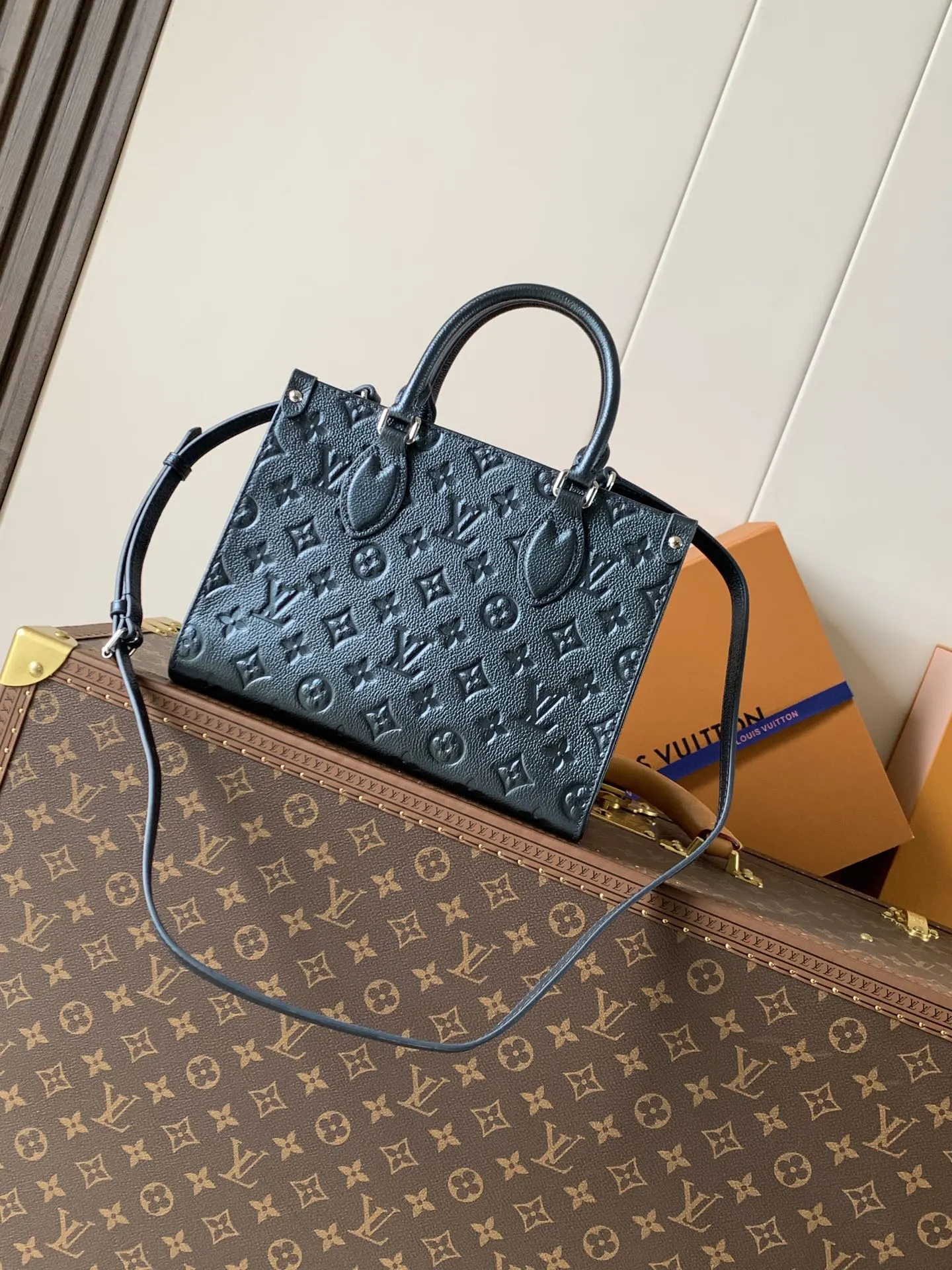 LV Onthego Black And White Color Scheme Tote Bag Large Capacity Commuter Model | ORBUYBAG High-End Fashion Boutique