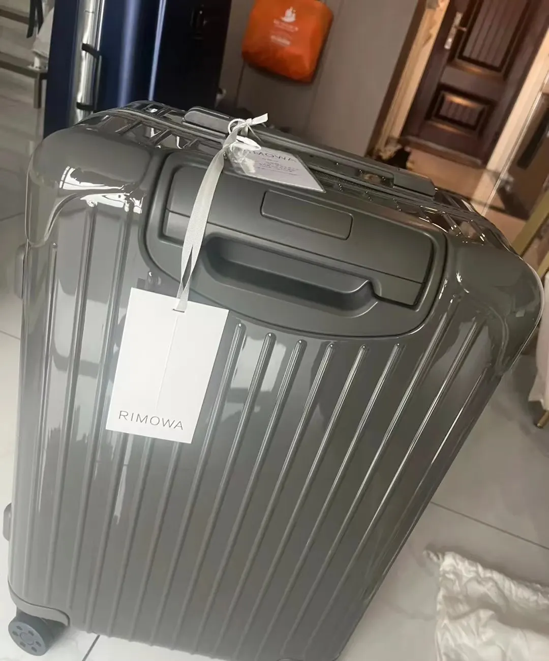 灰色 日默瓦RIMOWA Essential 系列 马卡龙 行李箱 旅行拉杆款 輕便出行款