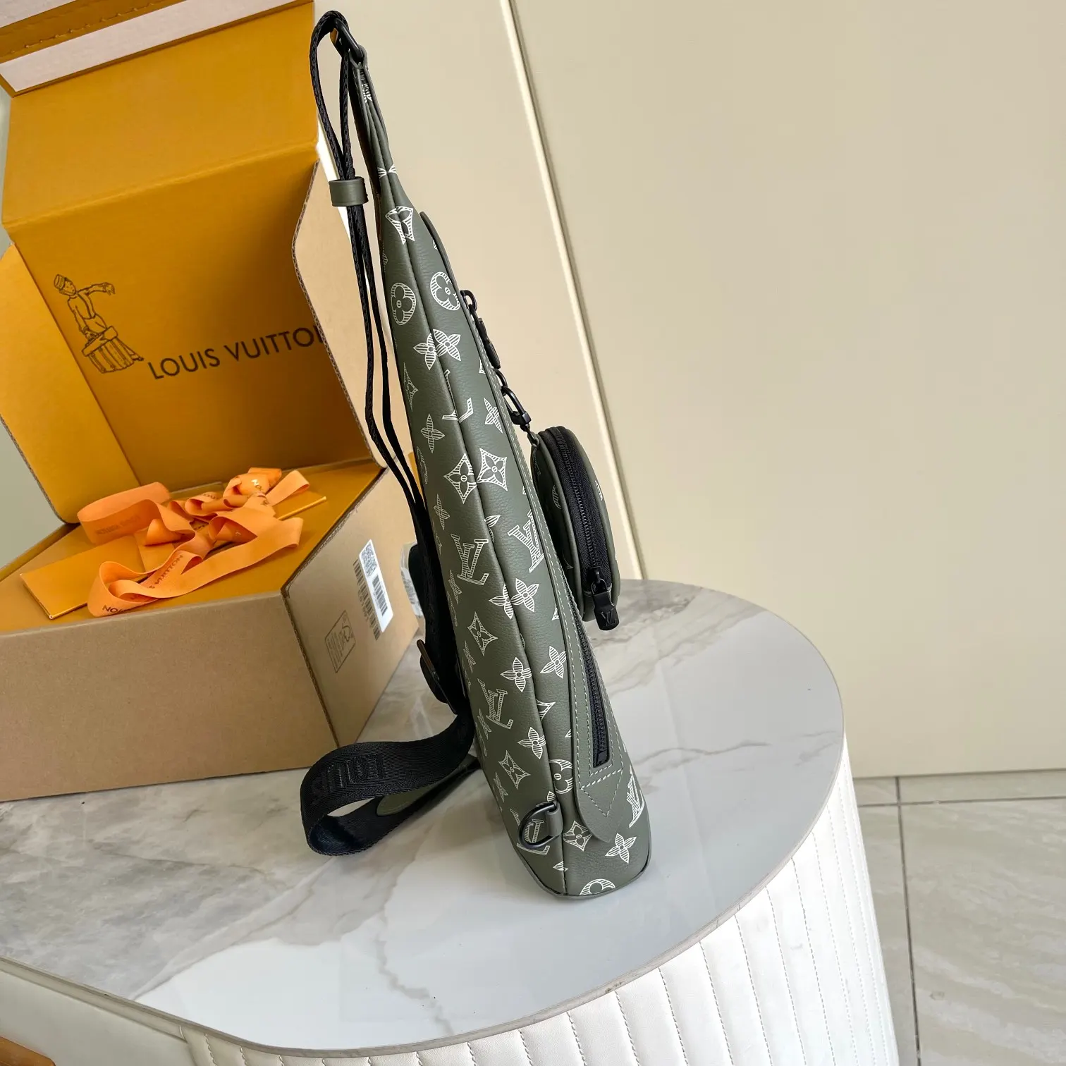 牛皮 拉链侧袋可收納智能手机 可拆卸收納包方便取放物品 可 雙肩包 实用雙肩款