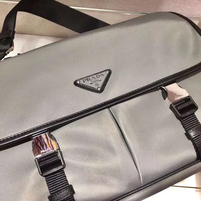 PRADA 2VD768B Re-Nylon尼龙 Saffiano十字纹牛皮 三角标 邮差包 通勤百搭款