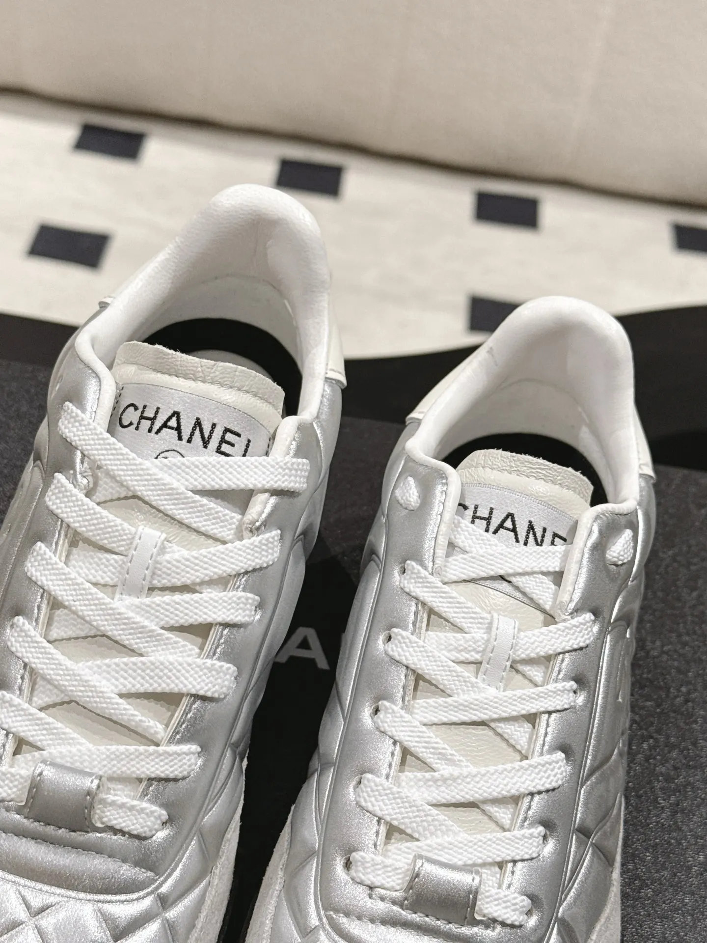Chanel 白色羊皮休闲鞋 经典低帮