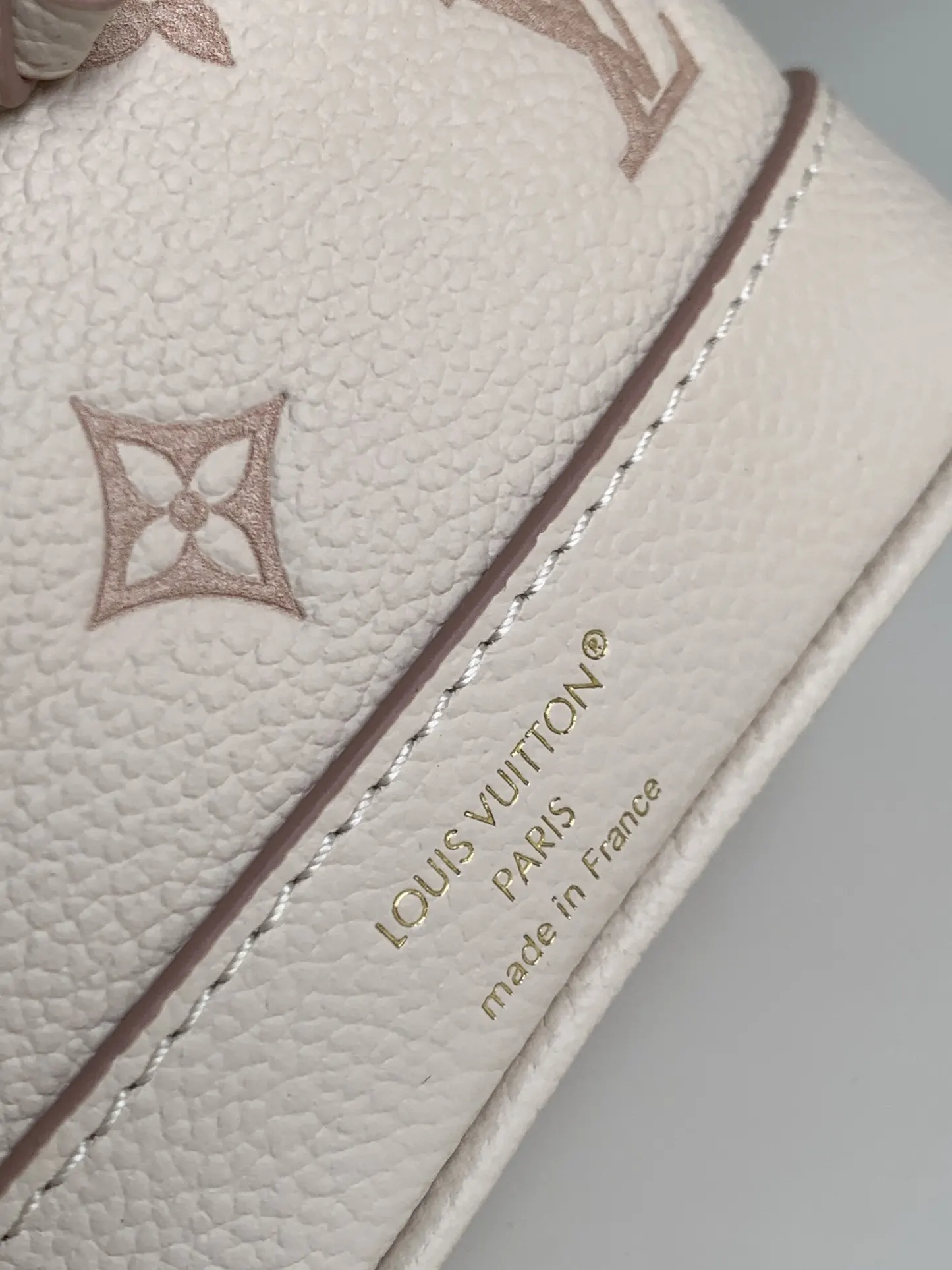 牛皮 淡雅 Mo图案搭 撞色边缘 与耀目鏈條 鏈條包 精致鏈條款