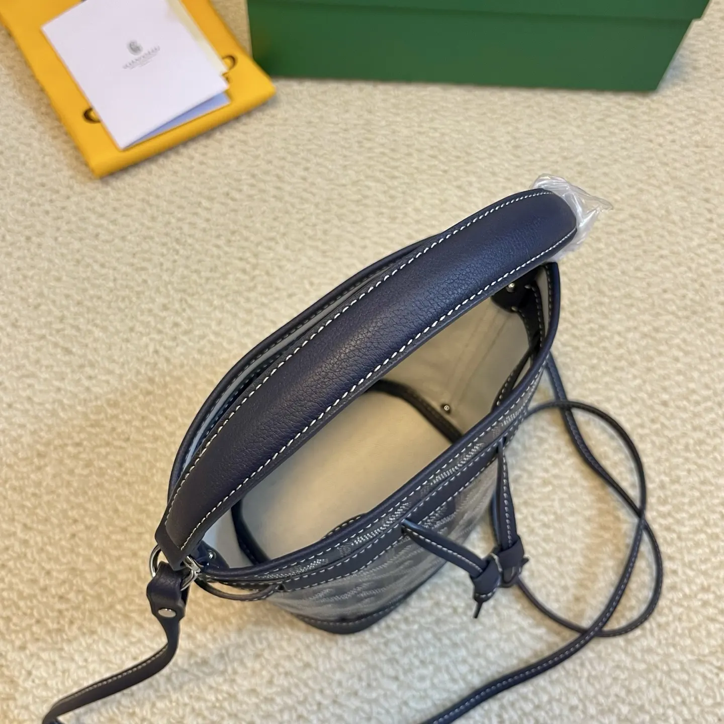 Goyard 皮革 轻盈小巧去始终保持标志性水桶百搭造型 水桶包 休閒水桶款