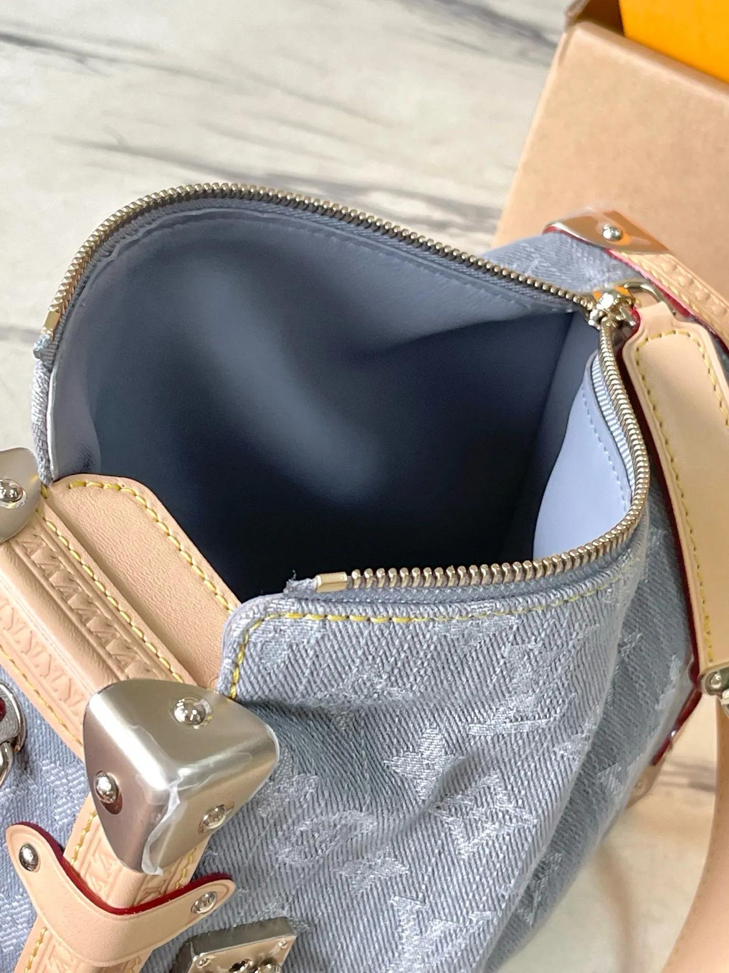 Louis Vuitton Suitcase Travel Lightweight Image 9 Louis Vuitton Suitcase Travel Lightweight Image 9