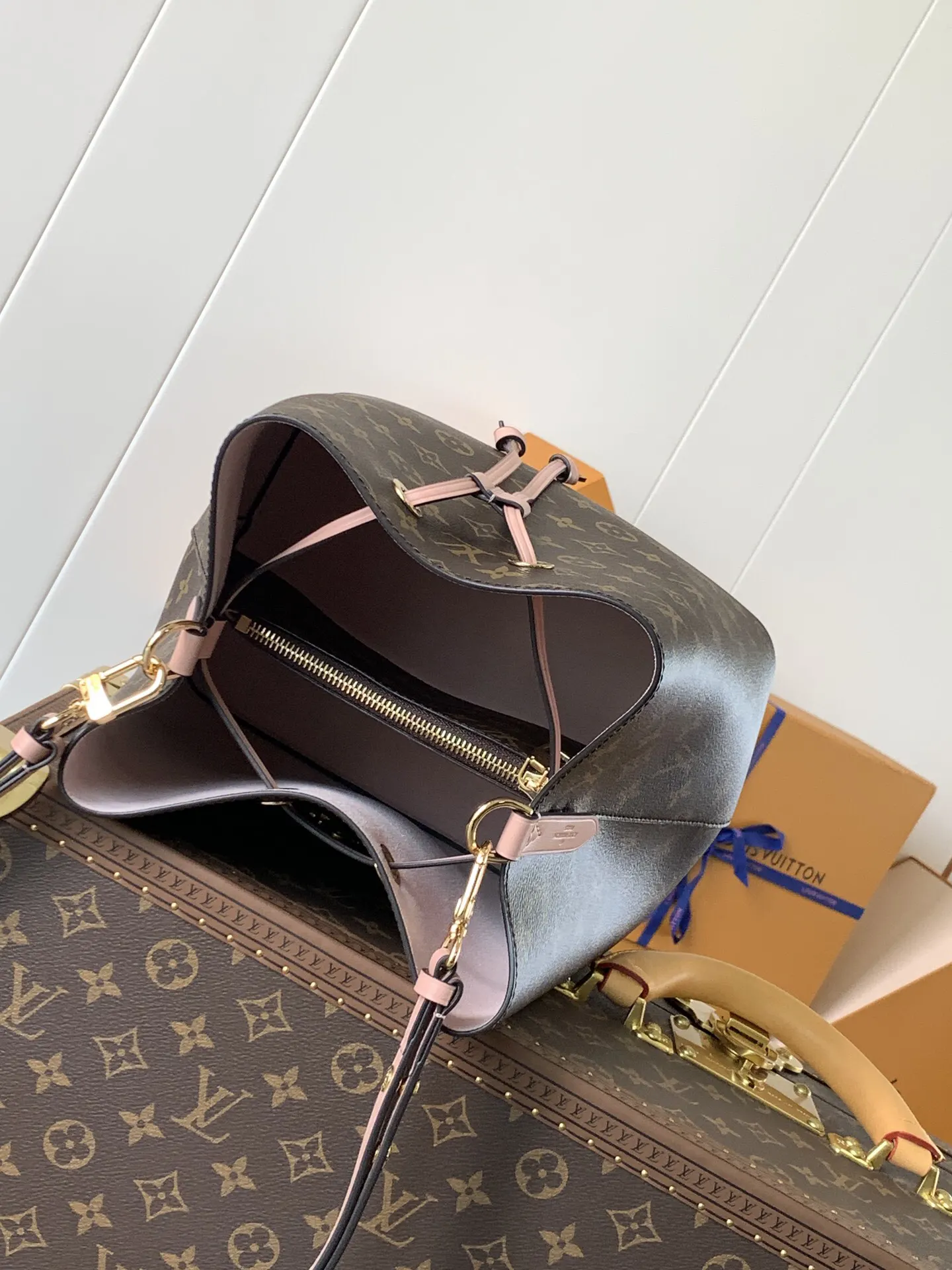 LV 牛皮 Monogram 涂层帆布一光滑牛皮饰边一超细纤维内 水桶包 休闲水桶款