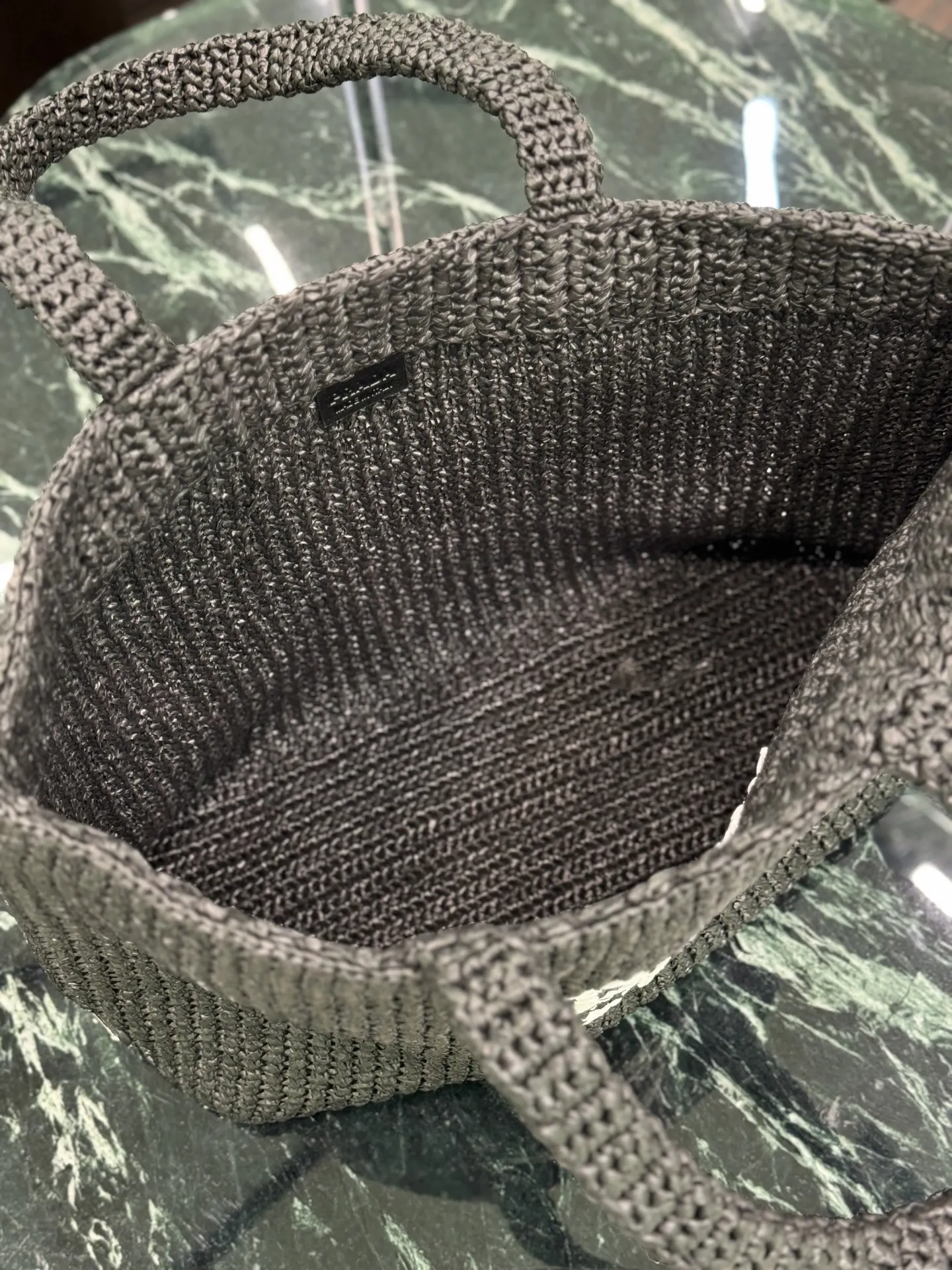 Prada 正面标志性的刻字徽标刺繡巧妙点缀廓形 托特包 大容量托特款(數字9) Prada 正面标志性的刻字徽标刺繡巧妙点缀廓形 托特包 大容量托特款(數字9)