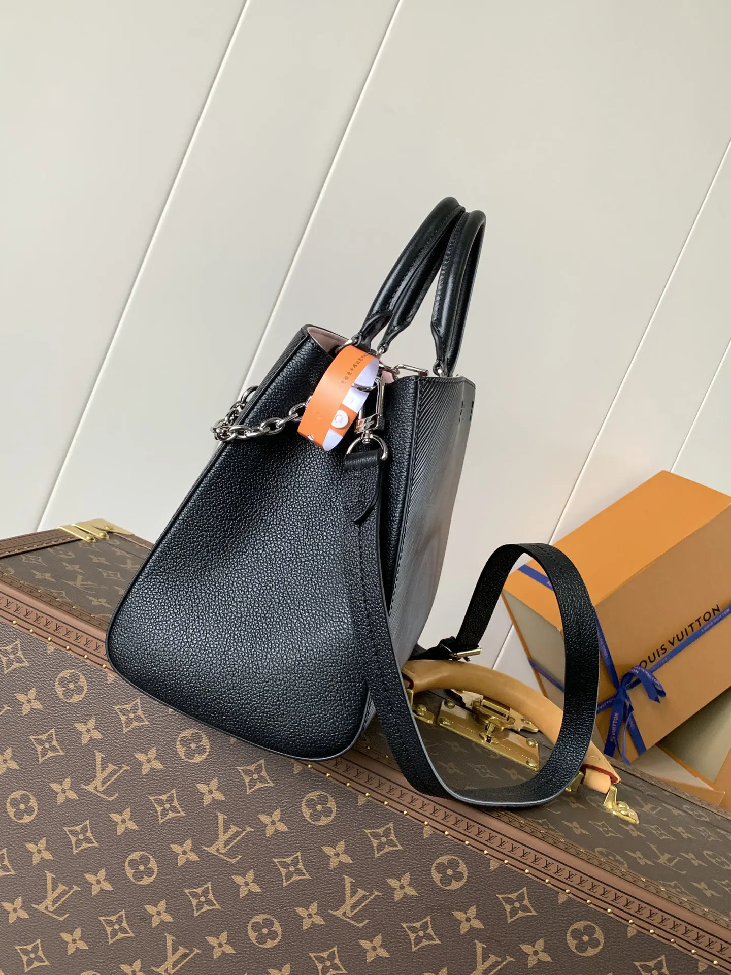LV black and white color scheme messenger bag Image 3 LV black and white color scheme messenger bag Image 3