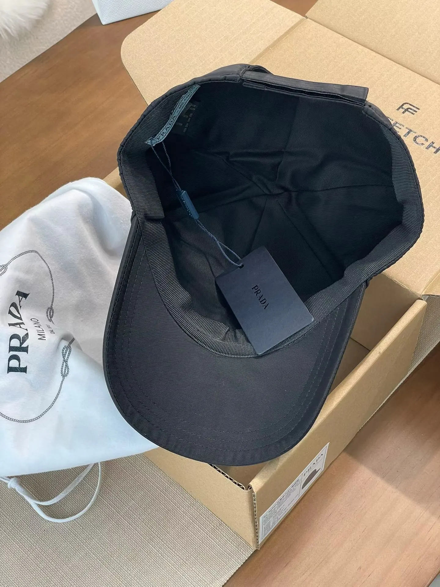 PRADA Re-Nylon尼龙 Logo 帽子 精致搭配款