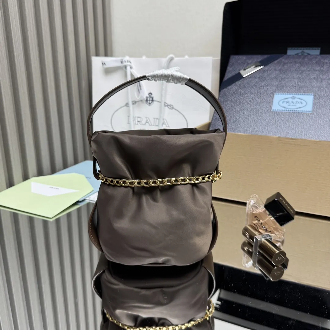 小牛皮 走秀款 发财小水桶 发财小水桶采用进 水桶包 休閒水桶款