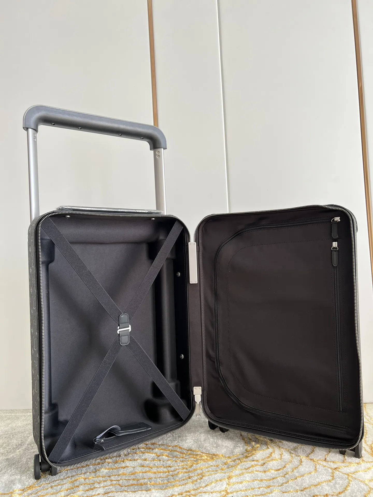 LV 黑色 帆布 行李箱 旅行拉杆款 輕便出行款(數字9) LV 黑色 帆布 行李箱 旅行拉杆款 輕便出行款(數字9)