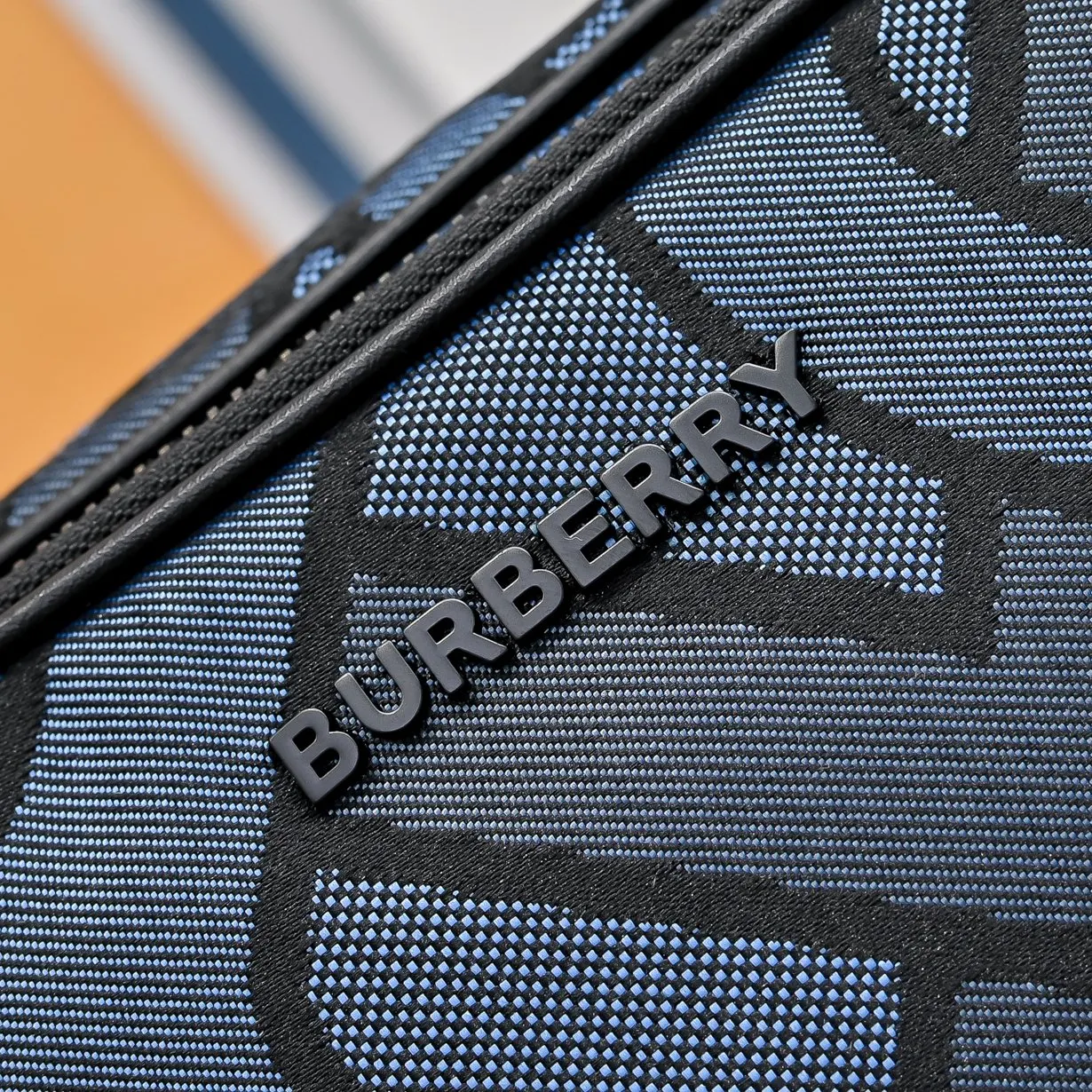 Burberry 帆布 巴宝莉男士单肩 经典男士 完美 采用进口 面料 单肩包 日常单肩背款
