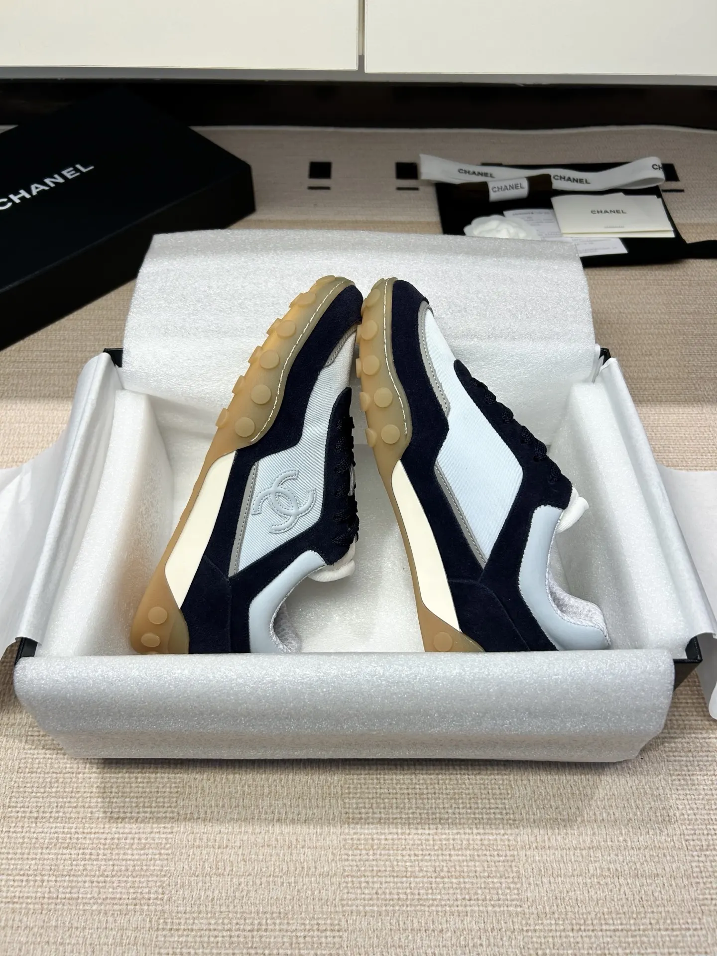 Chanel 黑白拼色羊皮休闲鞋 双C低帮
