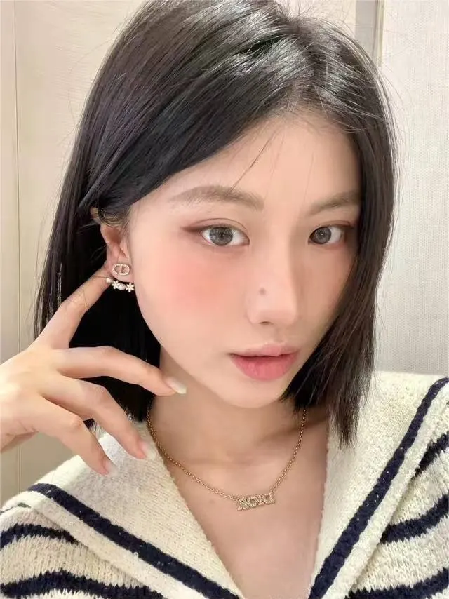 Dior 金色字母锁骨链 佩戴展示 项链