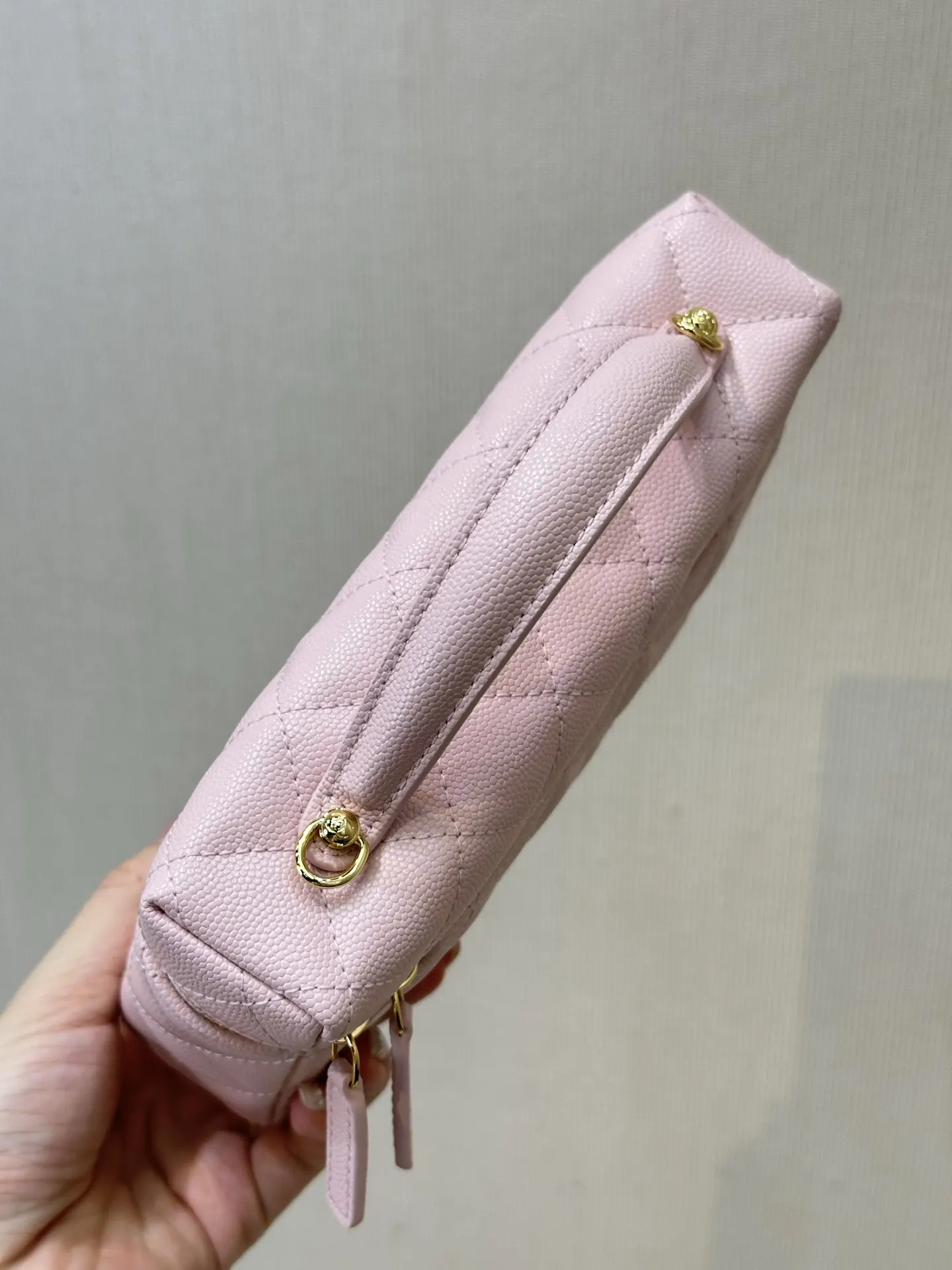 CHANEL 牛皮 现在抢到哭都抢不到的宝贝 居然被我蹲到 啦 鏈條包 精致鏈條款