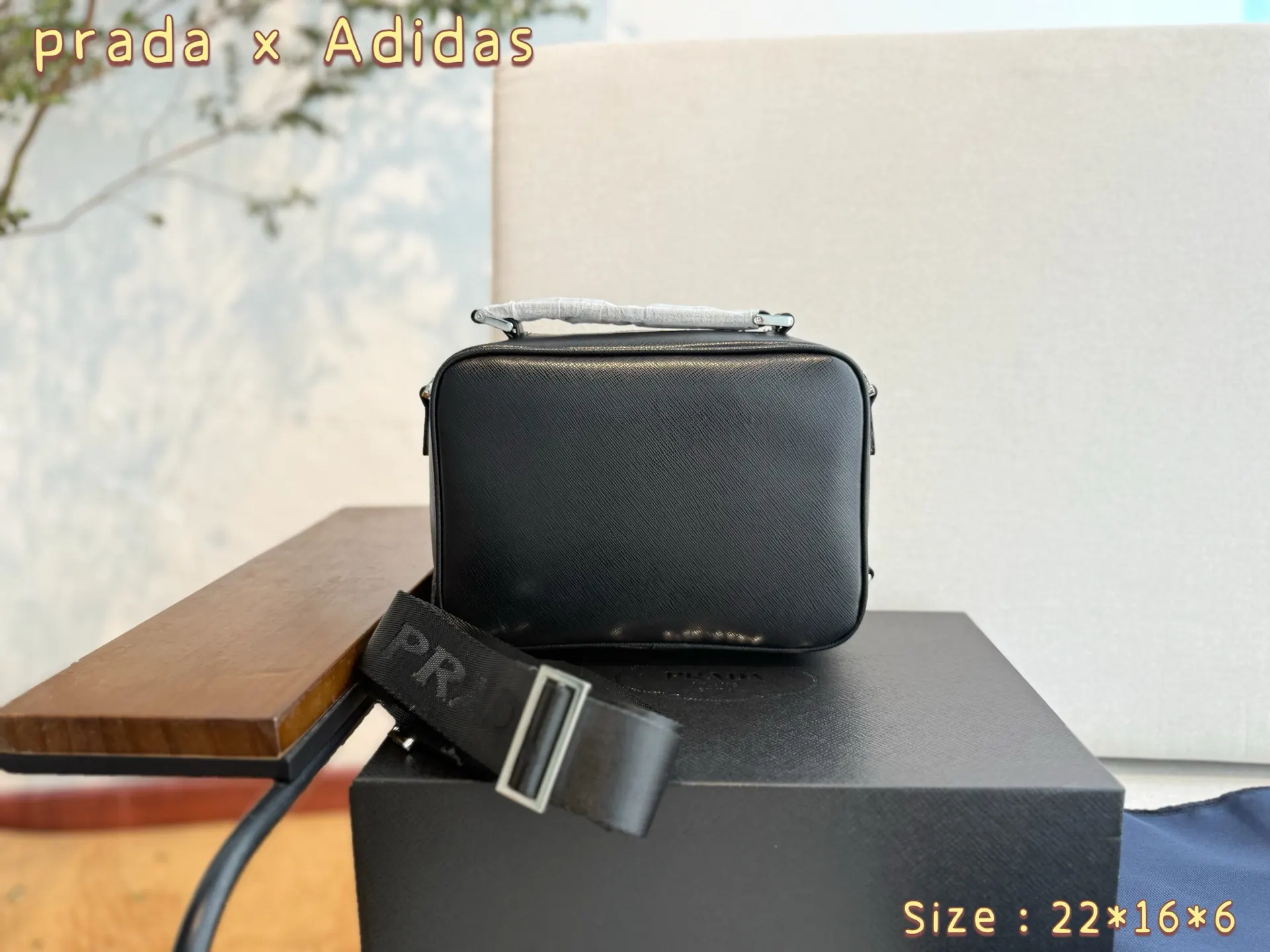 Prada 时尚男包 男士单肩斜挎包 商务休闲邮差包 轻便斜挎款