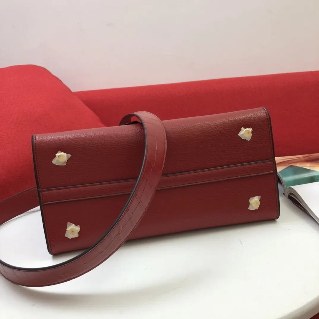 PRADA 鳄鱼皮 牛皮 手提包 日常通勤款