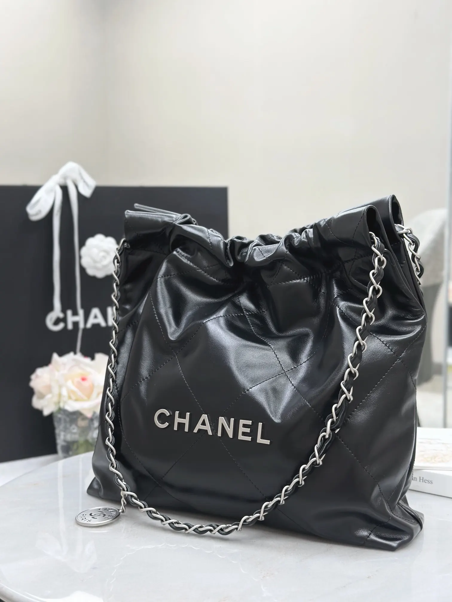 CHANEL 22 Bag 黑色牛皮束口链条包 旅行款
