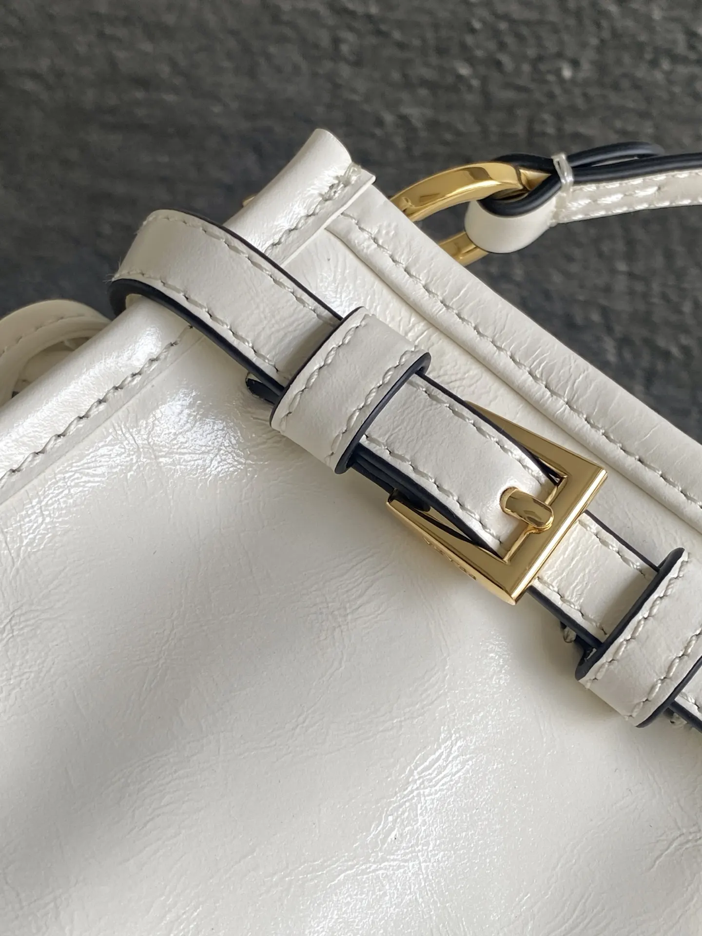 PRADA 1BC297 斜挎包 日常通勤款