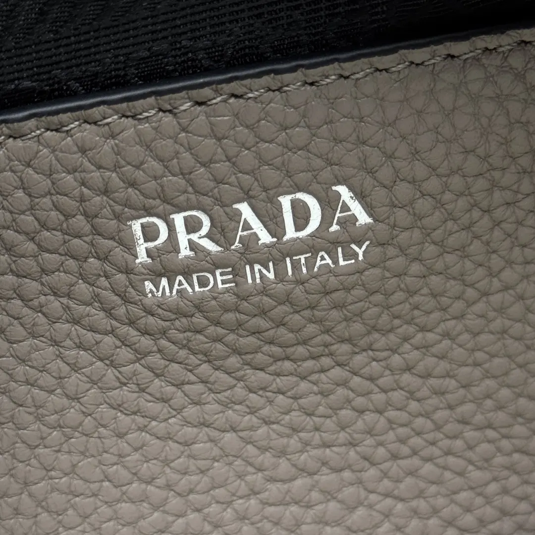 Prada 鹿皮 牛皮 双肩背包 轻便实用