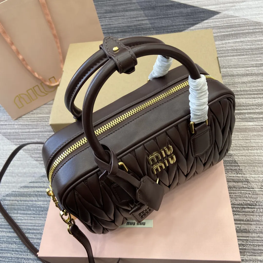 羊皮 ～可拆卸可调式肩带 ～拉链开合 ～带衬里 个贴袋 斜背包 輕便斜挎款