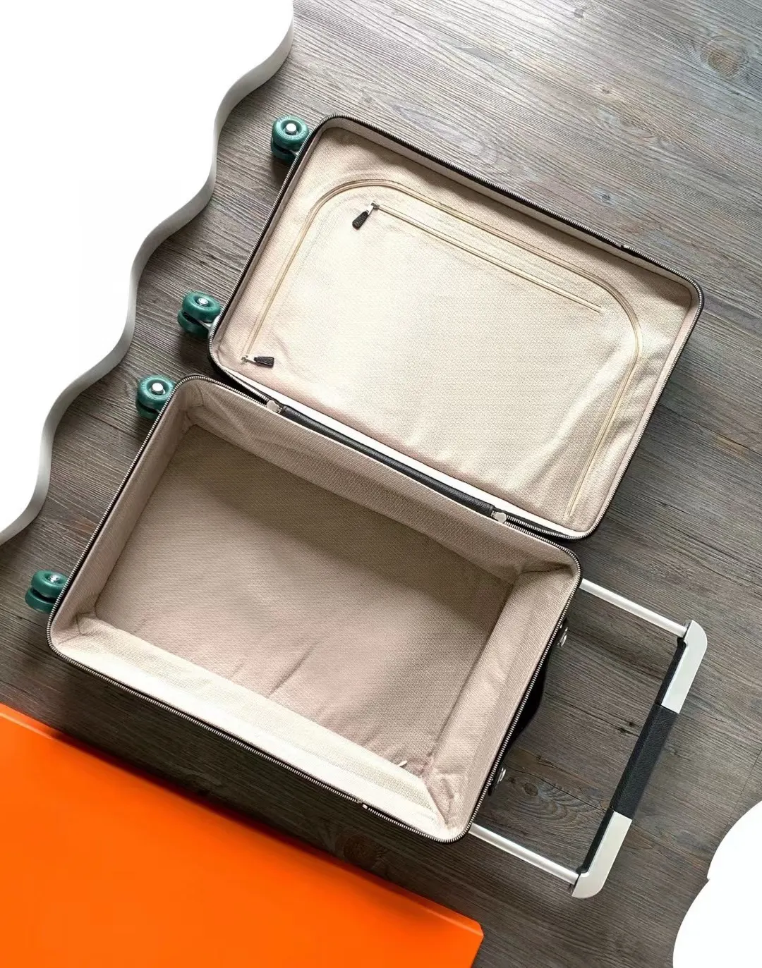 Rimowa Suitcase Travel Lightweight Image 9 Rimowa Suitcase Travel Lightweight Image 9