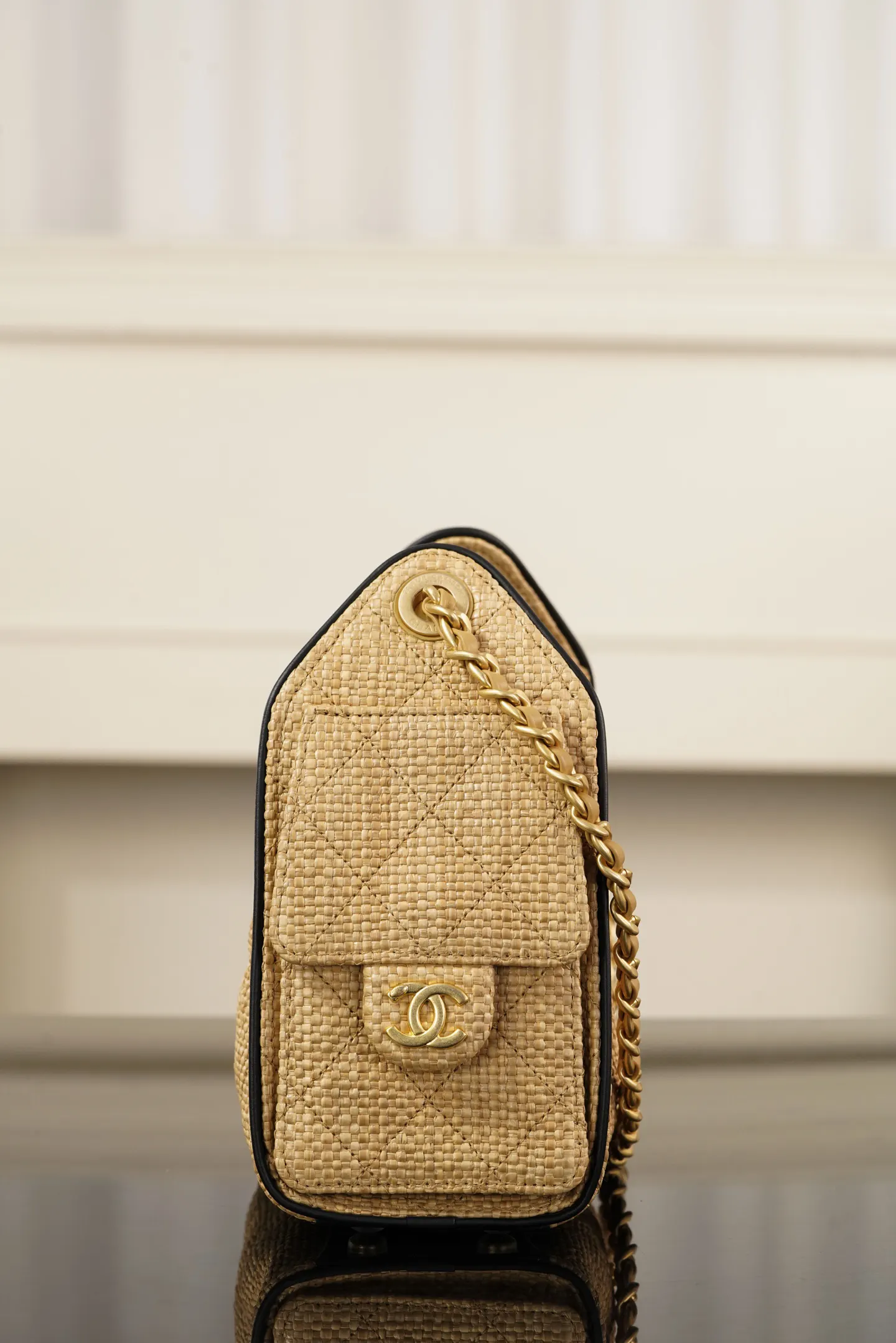 黑色 杏色 编织材质轻盈耐用 黑色边饰提升质感 日常通勤或休闲出 斜挎包 轻便斜挎款