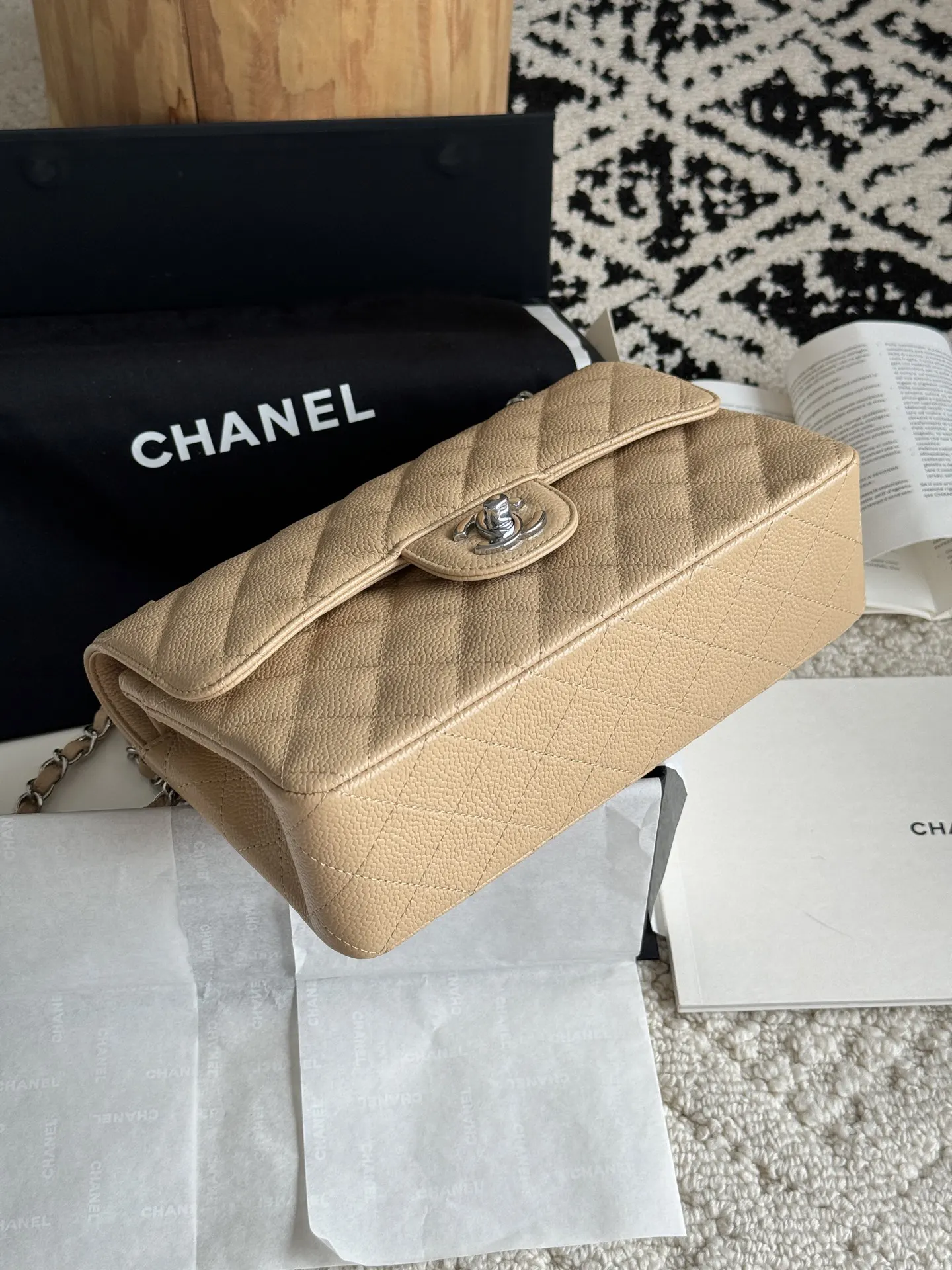 Chanel 米色荔枝纹牛皮翻盖链条包 金扣