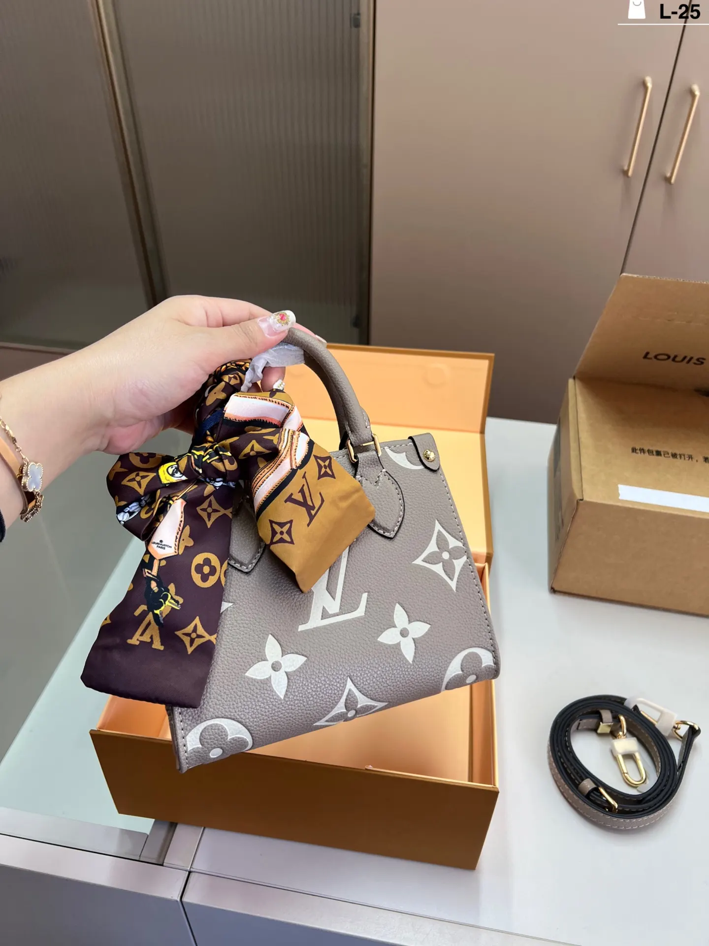 LV 丛林托特包 奢华与經典的大象灰托特 包型方正挺括 非 大容量托特款