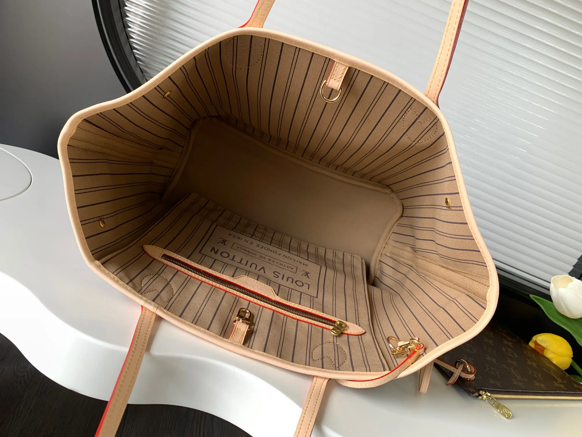 LV Neverfull 老花 金色 牛皮 手拿包 精致手拿款(數字9) LV Neverfull 老花 金色 牛皮 手拿包 精致手拿款(數字9)