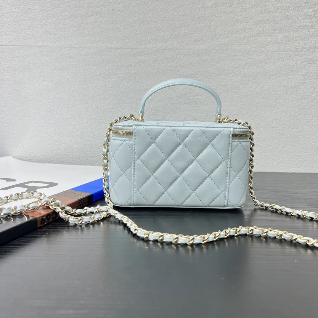 CHANEL 19 Bag 浅蓝色羊皮菱格链条包 小号款