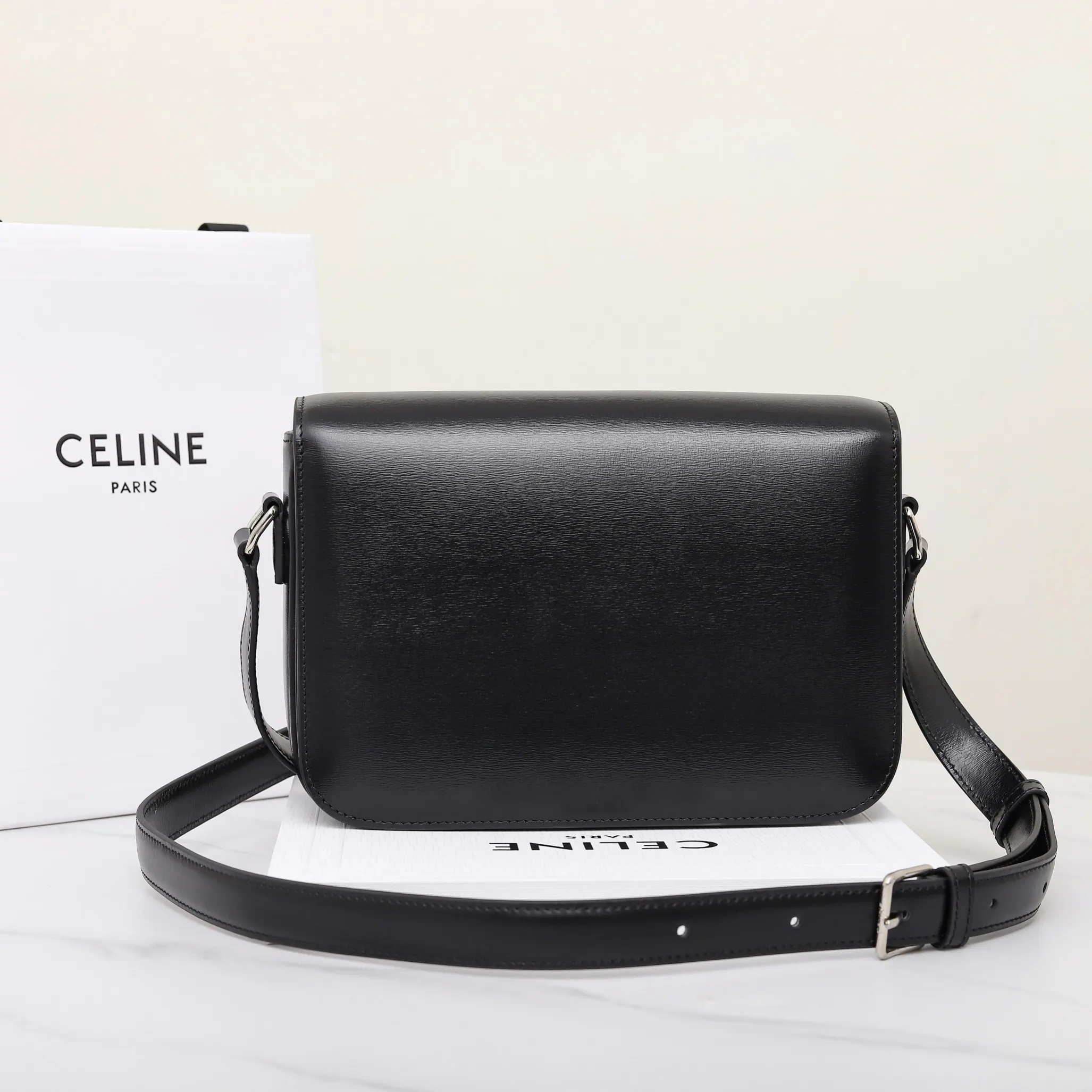 Celine 牛皮 将復古元素与品牌一向拿手的利落线条向结合 气质高贵 水桶包 休閒水桶款