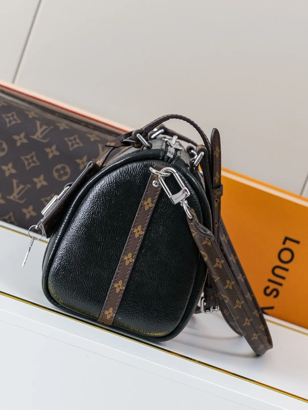LV 牛皮 内衬点缀标志性 Mo图案 手提包 通勤手提款