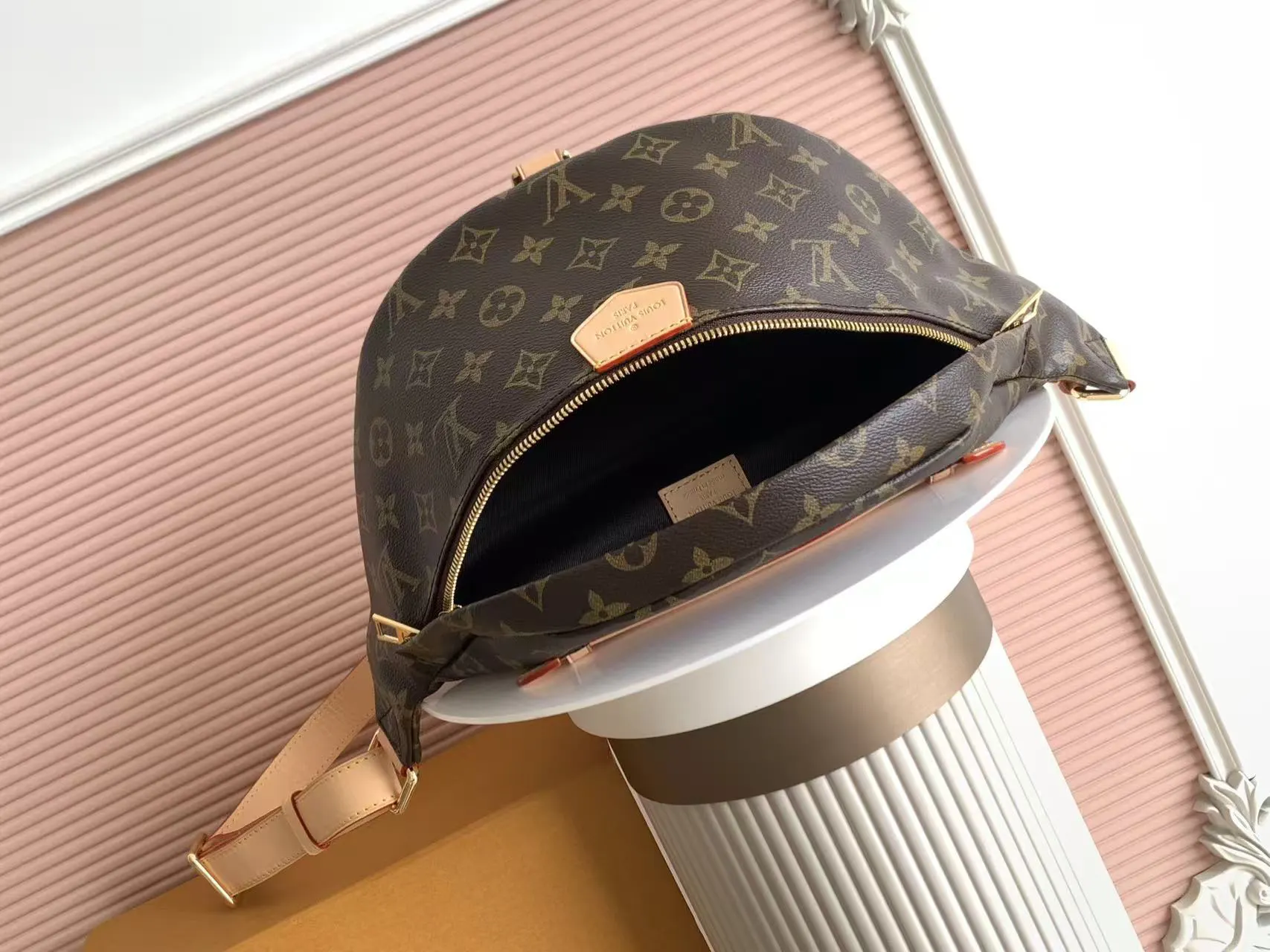 Louis Vuitton Gold Monogram Belt Bag Classic Casual Leather Image 9 Louis Vuitton Gold Monogram Belt Bag Classic Casual Leather Image 9