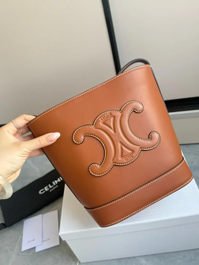 棕色 牛皮 cuir水桶包 棕色 凯旋门浮雕全皮斜挎水桶 低调简 休閒水桶款