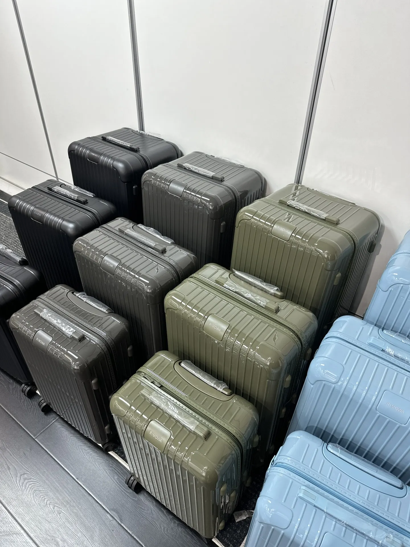 收到一批zheng品行李箱 都是 来的 旅行拉杆款 轻便出行款