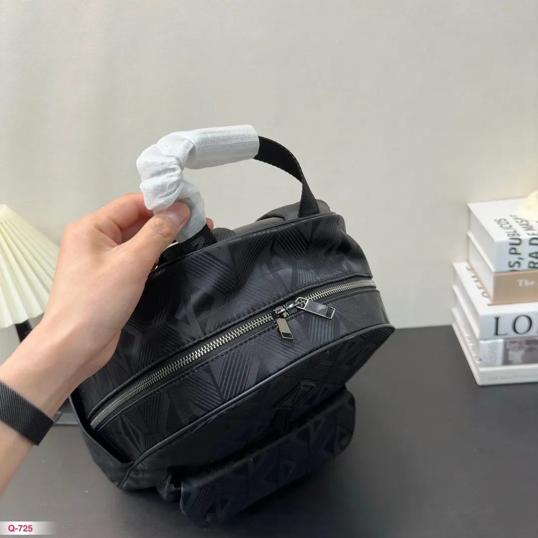Dior 雙肩 男女背都好看 作为一只合格的 雙肩包 实用雙肩款