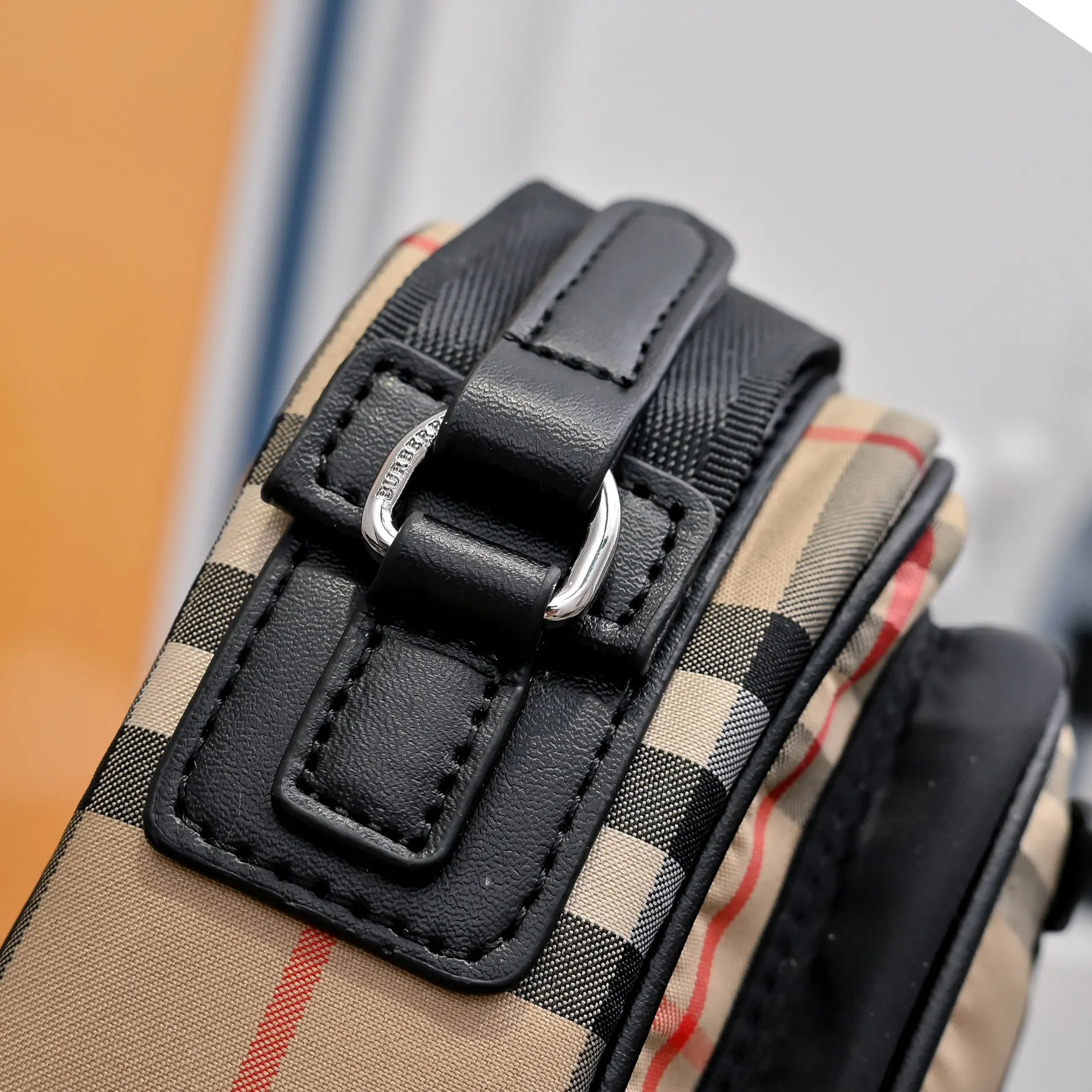 Burberry 帆布 巴宝莉男士單肩 經典男士 完美 采用进口 面料 單肩包 日常單肩背款